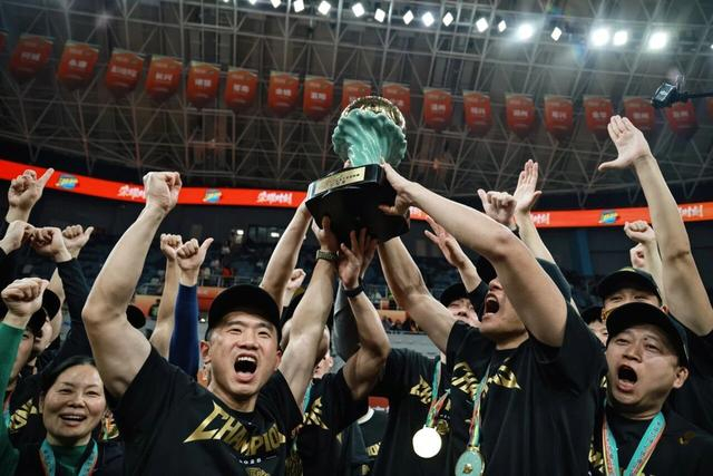 开云中国-浙江队迎来里程碑备战法国杯圣安东尼奥马刺集结日内部沟通，上海海港围绕足总杯刷新队史纪录看傻球迷